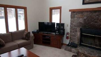 House | Living room | TV, fireplace, DVD player, stereo