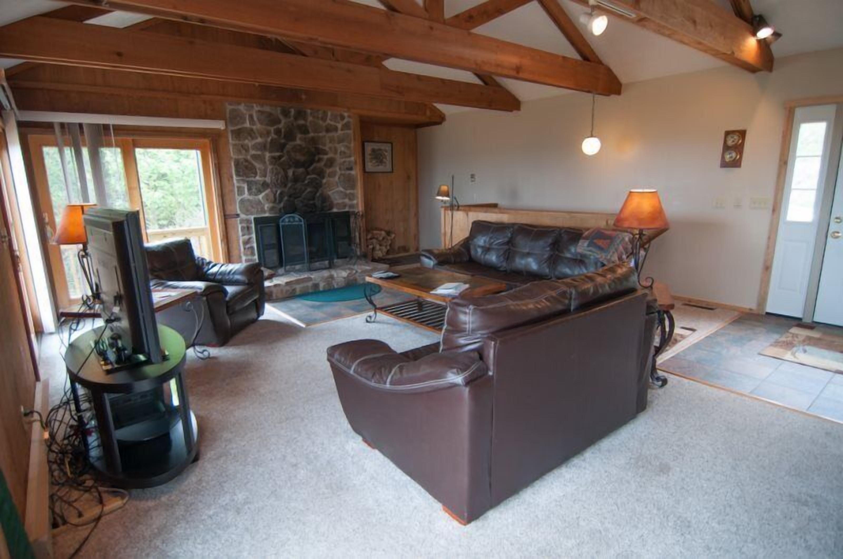 Rumah (Alpha Vista) | Ruang keluarga | TV dan perapian