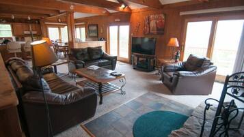 House (Alpha Vista) | Living room | TV, fireplace