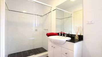 Apartment, 2 Bedrooms | Bathroom | Separate bathtub and shower, free toiletries, hair dryer, towels