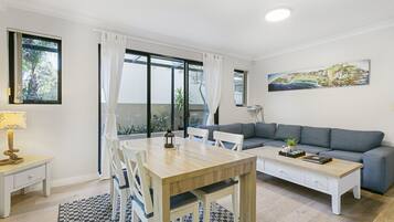 Smart TV, Netflix, DVD player