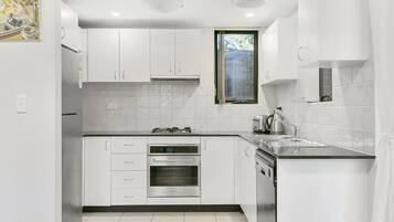 Apartemen, 2 kamar tidur | Dapur pribadi | Lemari es besar, microwave, oven, dan kompor