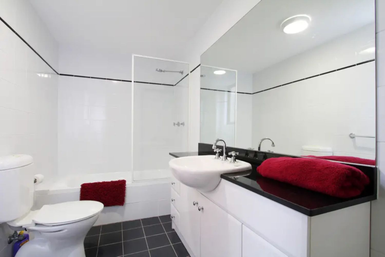 Apartment, 2 Bedrooms | Bathroom | Separate bathtub and shower, free toiletries, hair dryer, towels
