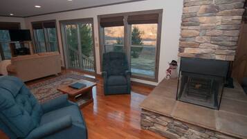 House | Living room | Flat-screen TV, fireplace, DVD player