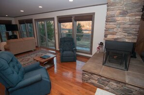House | Living room | Flat-screen TV, fireplace, DVD player - Alpen View (Davis)