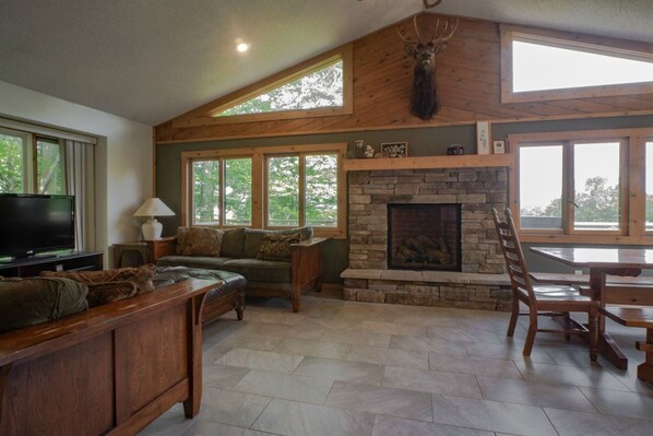 独立别墅 | 客厅 | 平板电视、壁炉