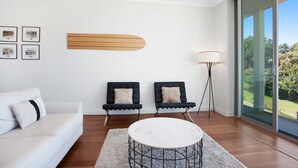 Appartement, 2 slaapkamers | Woonruimte | Plasmatelevisie en een dvd-speler