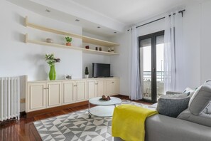 Plasma TV, DVD player, books - Bondi Family Escape (Bondi Beach)