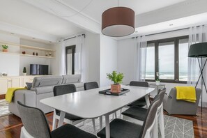 Full-size fridge, microwave, oven, stovetop - Bondi Family Escape (Bondi Beach)