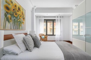 2 bedrooms, blackout curtains, iron/ironing board, cots/infant beds - Bondi Family Escape (Bondi Beach)