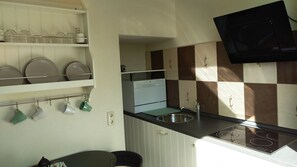Fridge, microwave, oven, stovetop - Apartment Marschperle (Neuendorf-Sachsenbande)