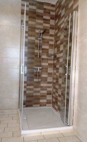 Dusche, Haartrockner, Handtücher