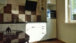 Een koelkast, een microgolfoven, een oven, een kookplaat