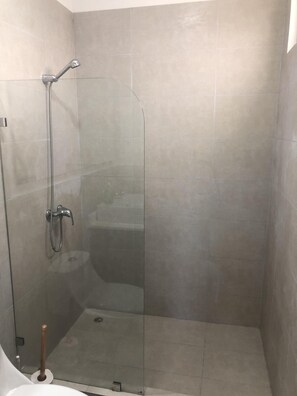 Secador de cabelo, toalhas de banho, sabonete, shampoo