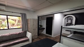 Family Room | Peralatan tempat tidur premium, dihias secara berasingan