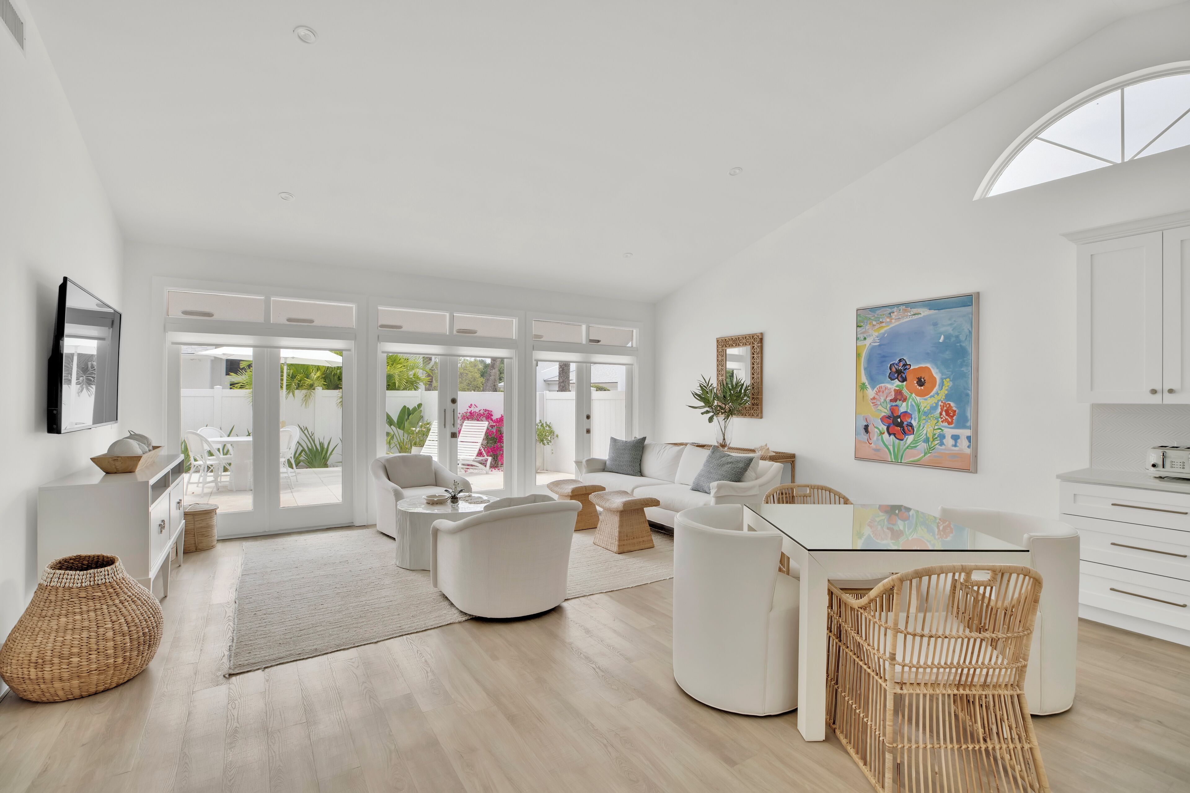 TV connectée, livres, chaîne hi-fi