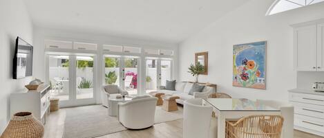 TV connectée, livres, chaîne hi-fi