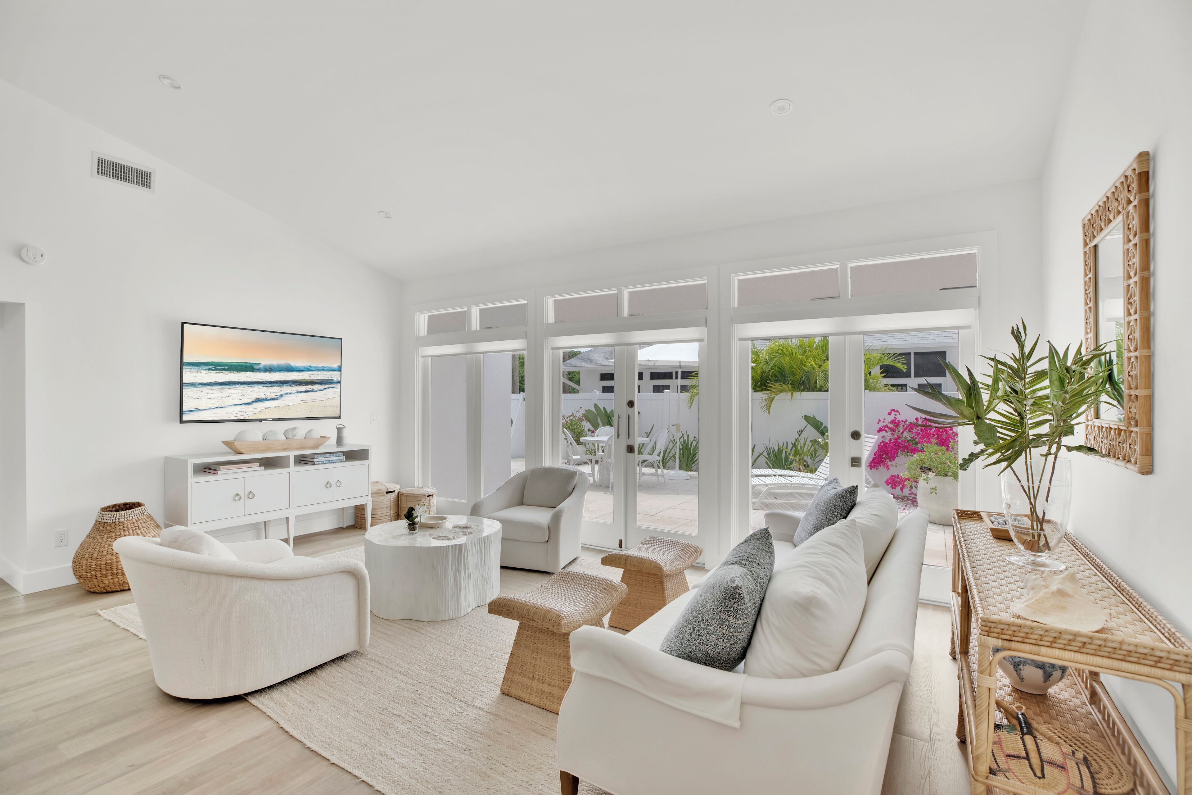 Smart TV, books, stereo