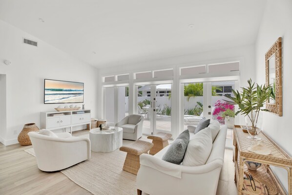 Smart TV, books, stereo