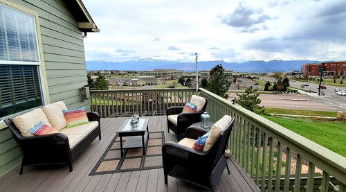 Pet Friendly Gorgeous Rancher/Mtn Views/AF Academy/fenced yard area for kids
