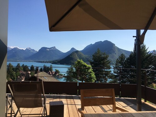 CHALET mit Blick auf die Bucht von Talloires