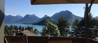 CHALET med udsigt over bugten i Talloires