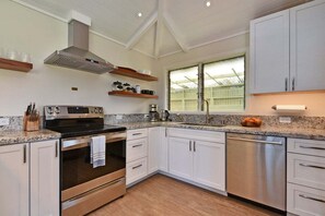 冰箱、微波炉、烤箱、炉灶