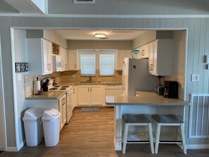 冷蔵庫、電子レンジ、オーブン、コンロ