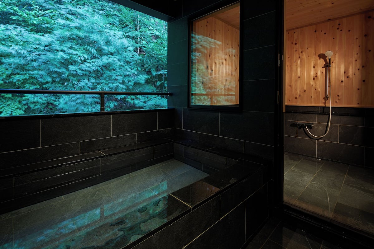 Baignoire et douche séparées, articles de toilette gratuits