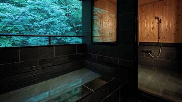 Bathtub dan shower terpisah dan perlengkapan mandi gratis