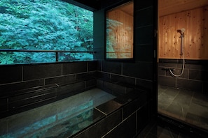 Banheira e chuveiro separados, produtos de toalete grátis