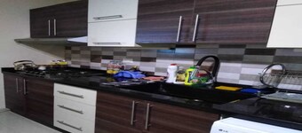 Privat lejlighed i en fire butikker bygning indrettet til øjeblikkelig levering.