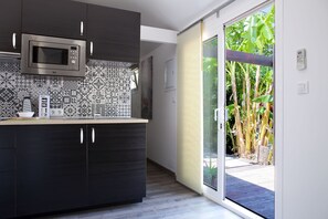 Een koelkast, een magnetron, een kookplaat