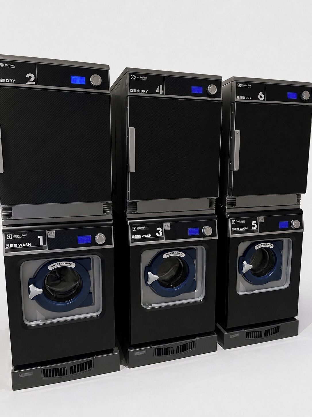 Vier Electrolux Waschmaschinen, jede mit einer Frontöffnung und einer Bedienkonsole.