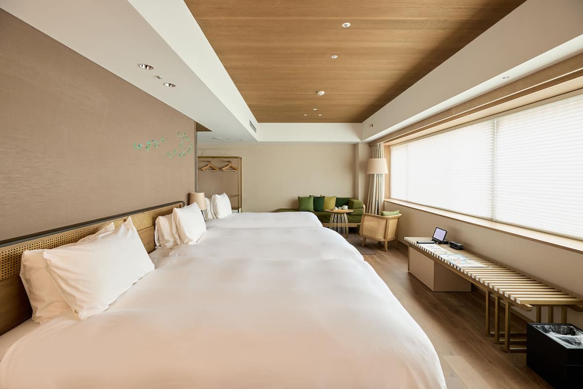 Deluxe-Dreibettzimmer, Nichtraucher (Grand, for 3 people) | 1 Schlafzimmer, Zimmersafe, individuell dekoriert