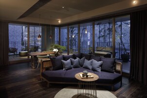 Caja de seguridad en la habitación y decoración personalizada 