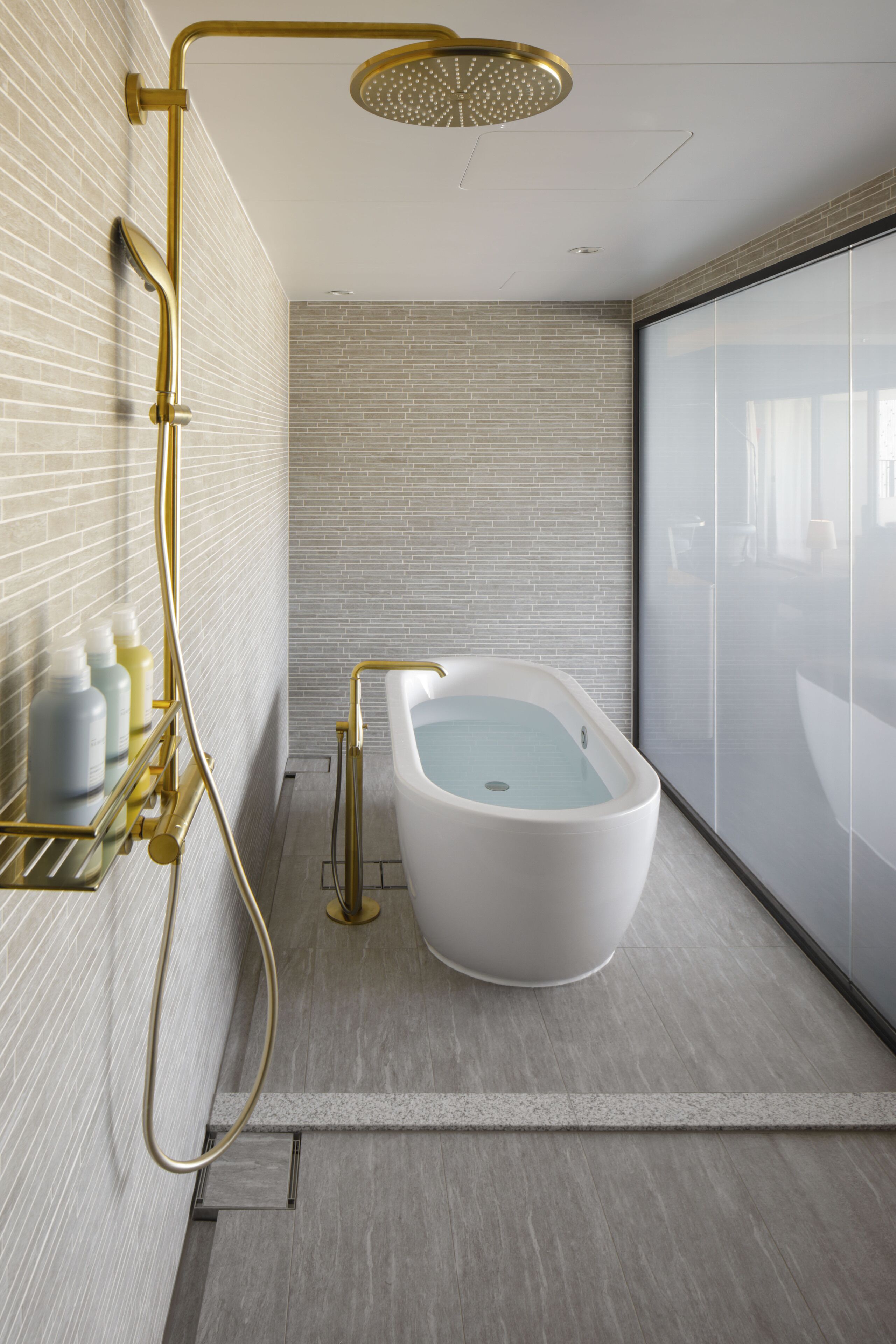 separate bathtub and shower, eco-friendly toiletries, hair dryer