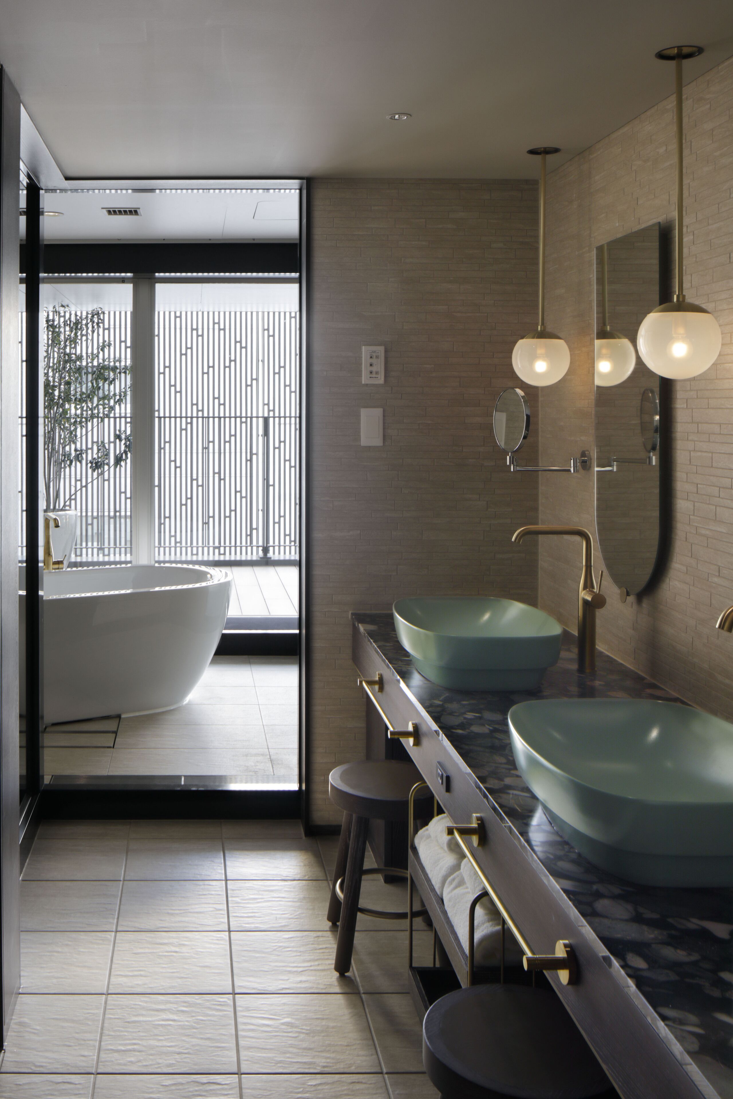 separate bathtub and shower, eco-friendly toiletries, hair dryer