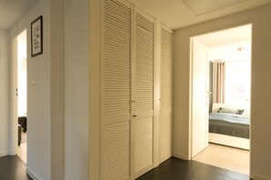 4 bedrooms, iron/ironing board, travel crib, free WiFi - 4 rooms, south-facing terrace, 3 kitchens, 3 bathrooms, promenade nearby (Swinemünde)