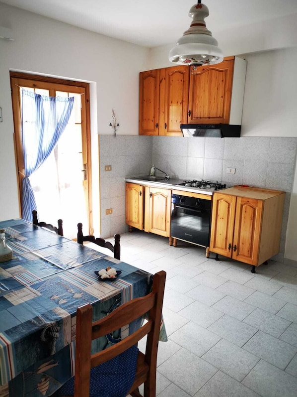 Fridge, oven, stovetop, coffee/tea maker