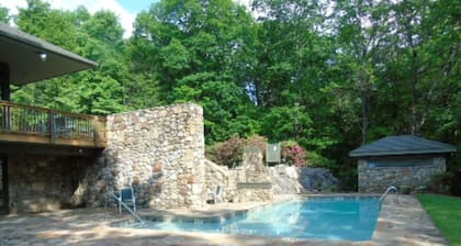 Beautiful 3BR, 3 bath 2 Pools, Lake, close to Cesars Head and Dupont