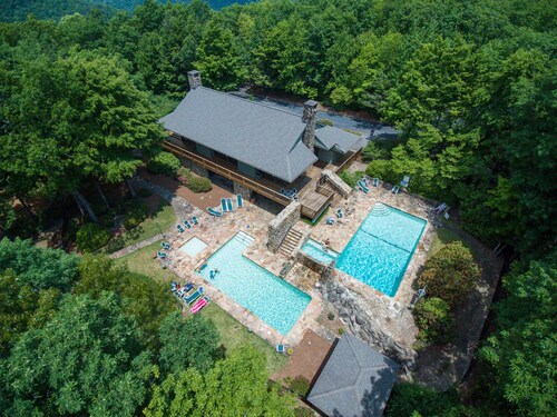 Beautiful 3BR, 3 bath  2 Pools, Lake, close to Cesars Head and Dupont