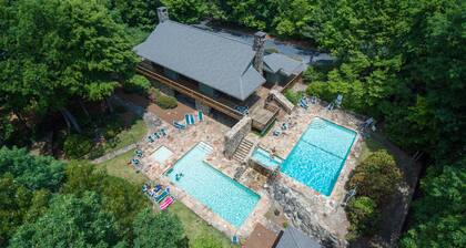 Beautiful 3BR, 3 bath 2 Pools, Lake, close to Cesars Head and Dupont