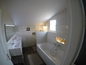 Een haardroger, handdoeken, toiletpapier