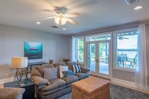 Smart TV, fireplace, offices - Big Water Lodge | Main Lake | Luxury Rental (Macon)