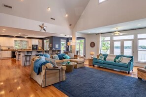 TV - Big Water Lodge | Main Lake | Luxury Rental | Spectacular views | 5BR / 4BA | (Macon)