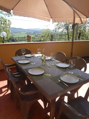 Outdoor dining - APARTMENT IL PINO (Nugola)