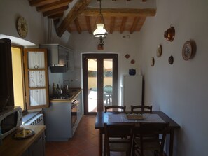 Fridge, microwave, oven, stovetop - APARTMENT IL PINO (Nugola)