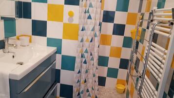 Douche, sĂšche-cheveux, serviettes fournies, papier toilette