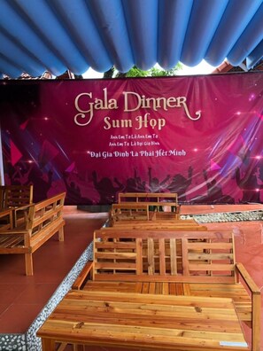 Lunch and dinner served